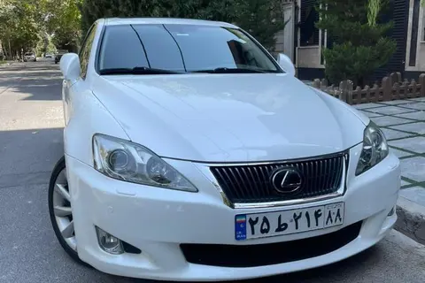 لکسوس، IS