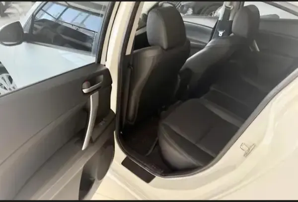 مزدا، 3 نیو صندوق دار