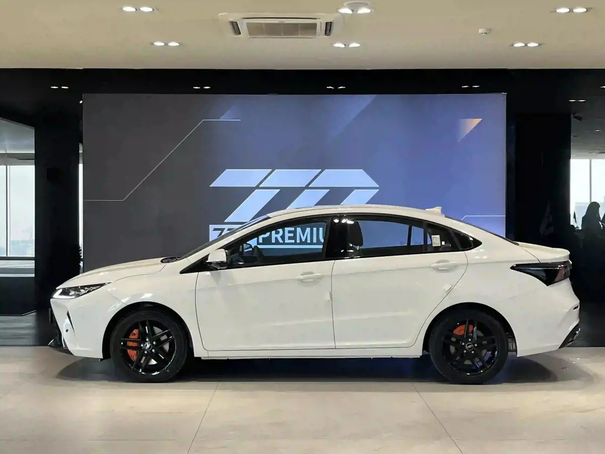 فونیکس،  آریزو 6 جی تی (Z6 GT)