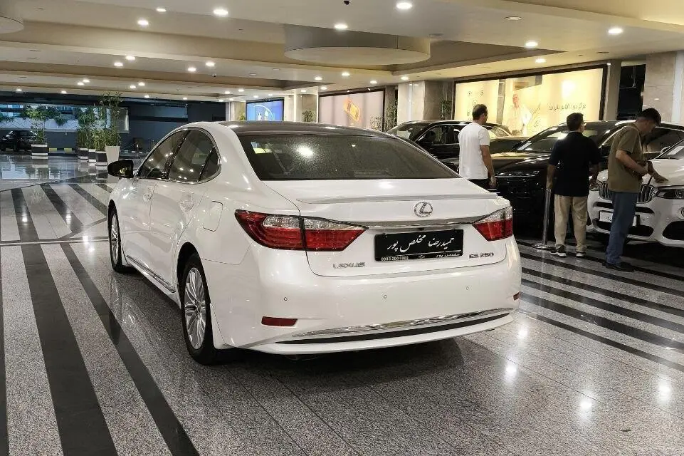 لکسوس،  ES