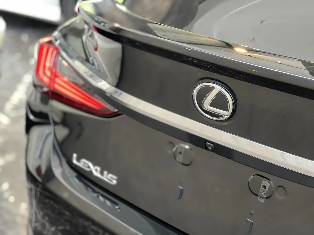 لکسوس،  ES