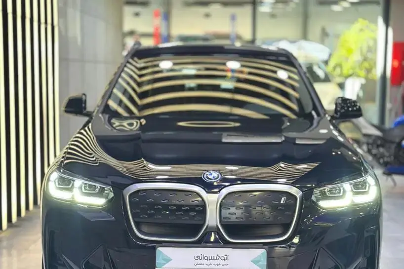 ب ام و،  iX3