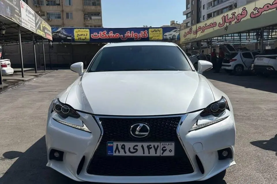 لکسوس،  IS