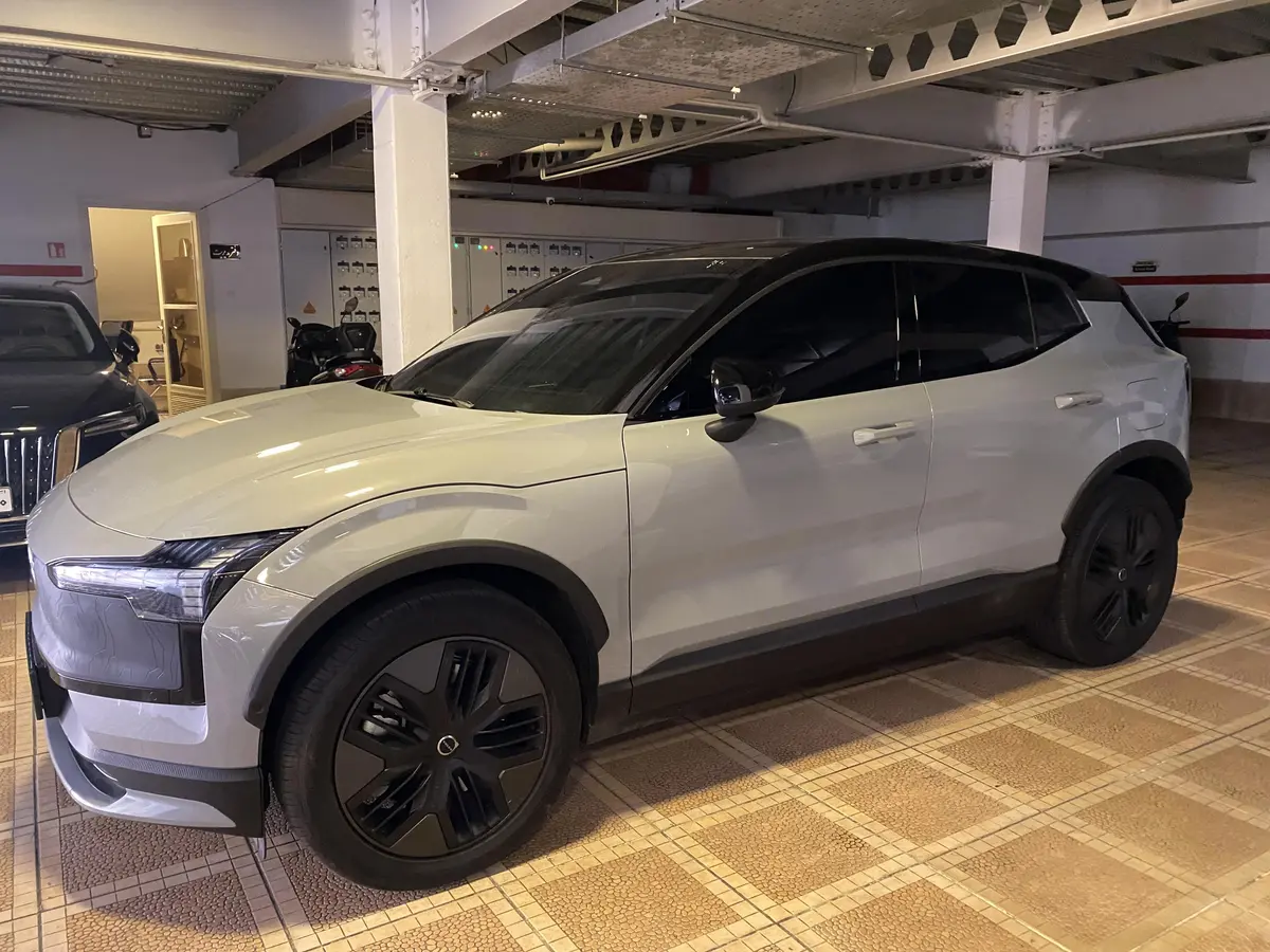 ولوو،  EX30
