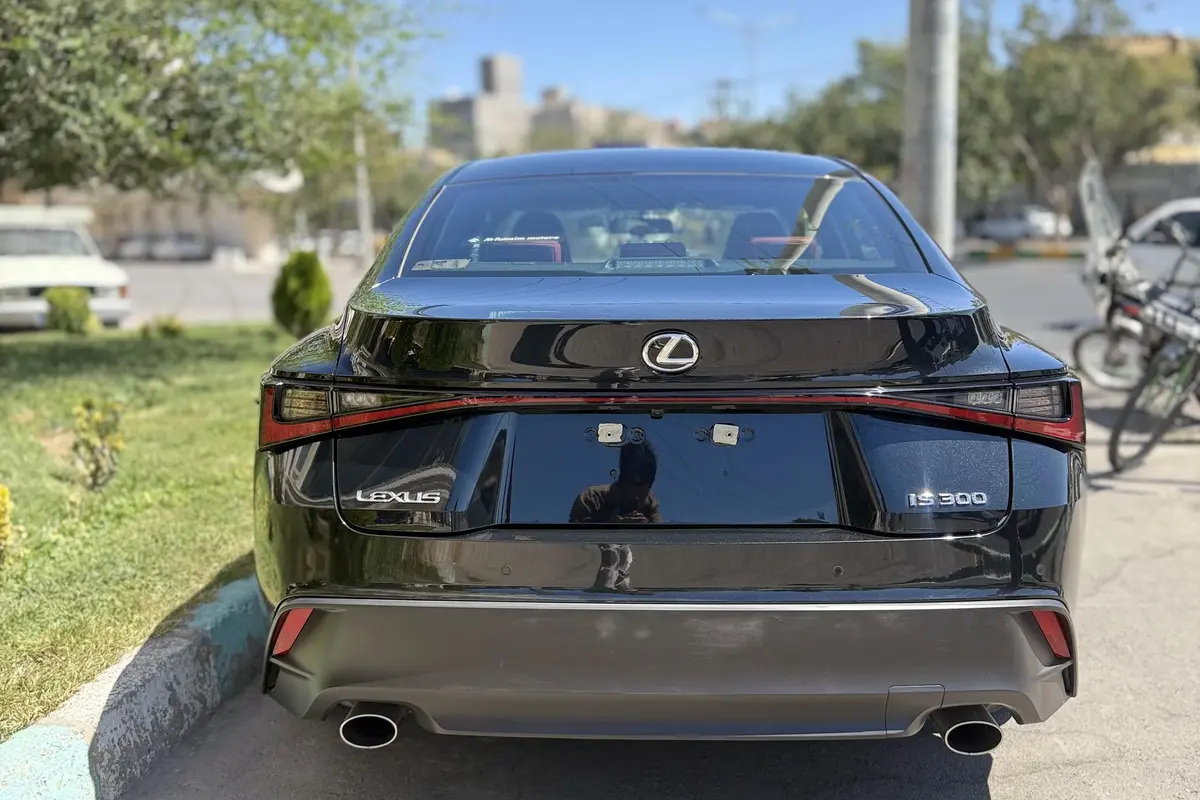لکسوس،  IS