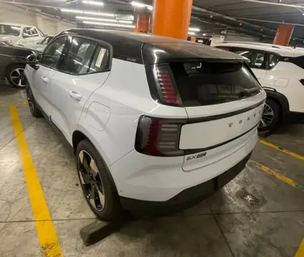 ولوو  EX30