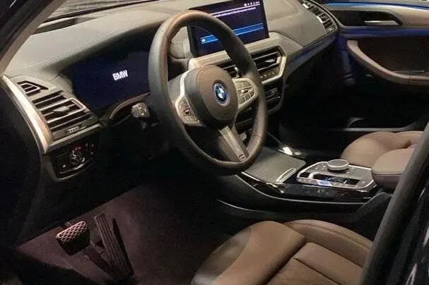 ب ام و،  iX3