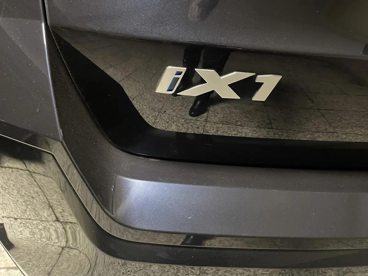 ب ام و،  iX1