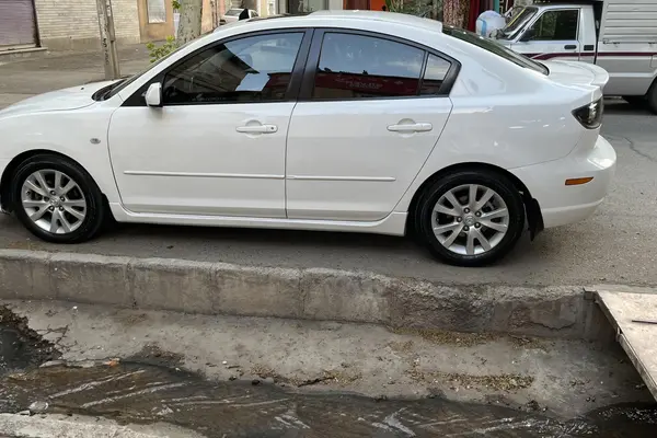 مزدا، 3 نیو صندوق دار