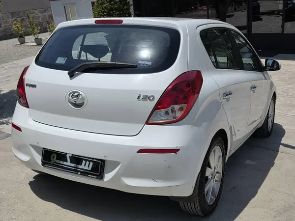 هیوندای  i20