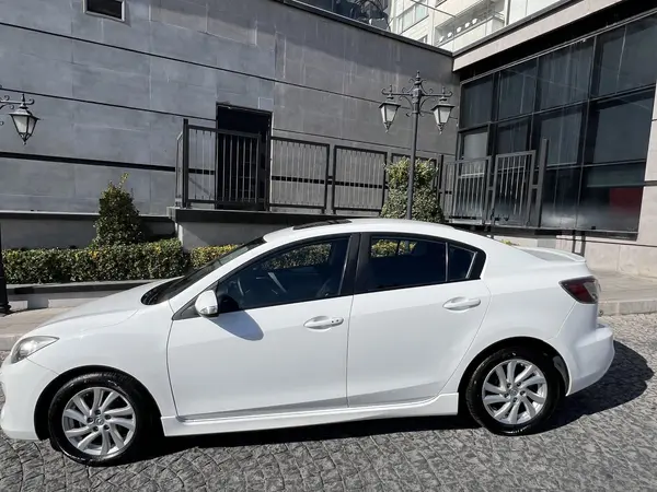 مزدا، 3 نیو صندوق دار