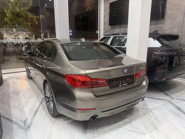 ب ام و، سری 5 سدان