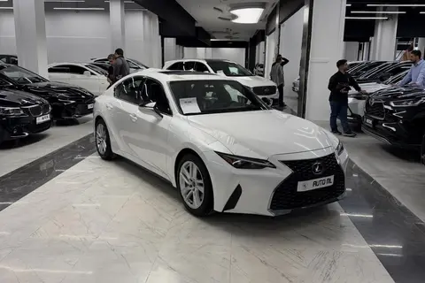 لکسوس، IS