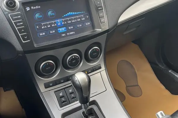 مزدا، 3 نیو صندوق دار