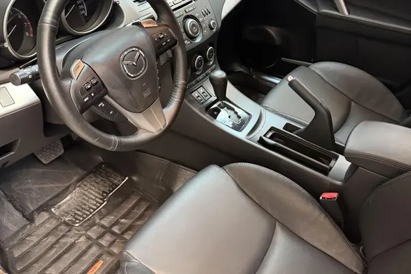 مزدا، 3 نیو صندوق دار