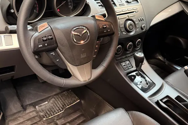 مزدا، 3 نیو صندوق دار