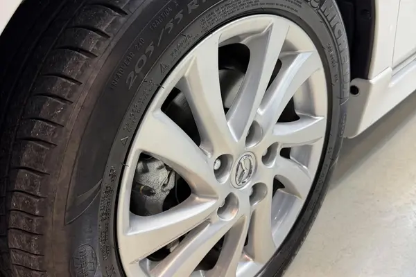 مزدا، 3 نیو صندوق دار