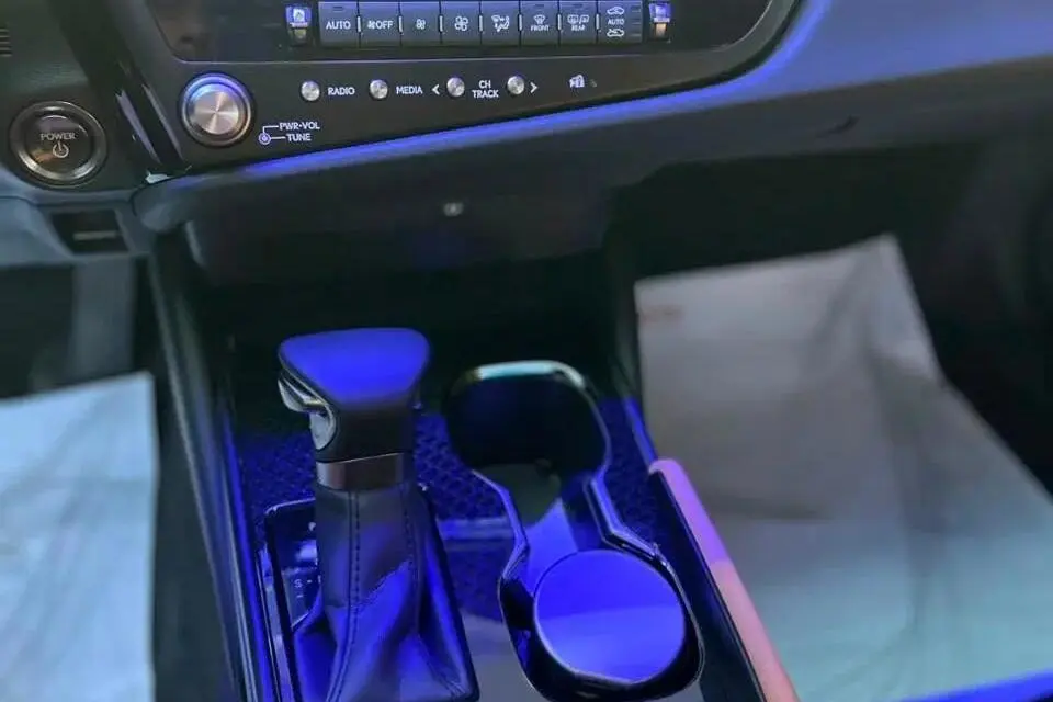 لکسوس،  ES