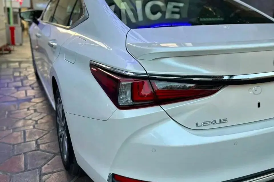 لکسوس،  ES
