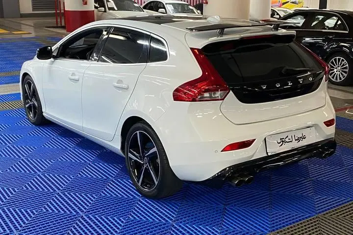 ولوو،  V40