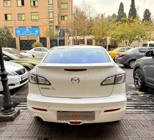 مزدا، 3 نیو صندوق دار