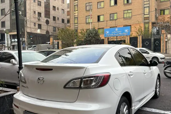 مزدا، 3 نیو صندوق دار