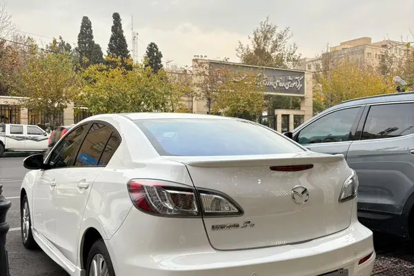 مزدا، 3 نیو صندوق دار