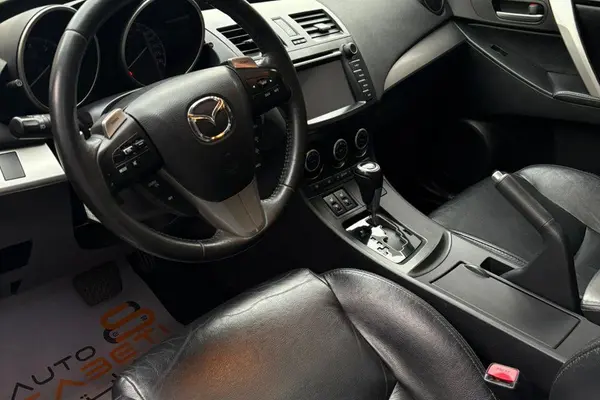 مزدا، 3 نیو صندوق دار