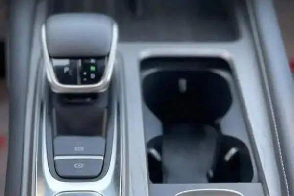 فونیکس، آریزو 8 هیبرید (Z8 PHEV)