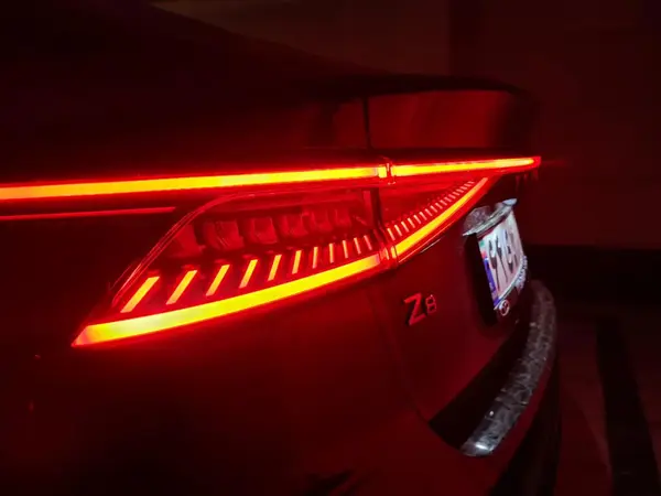 فونیکس، آریزو 8 (Z8)