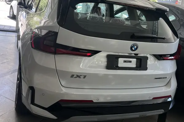 ب ام و  iX1
