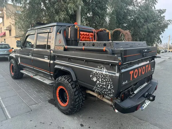 تویوتا، لندکروز وانت دو کابین