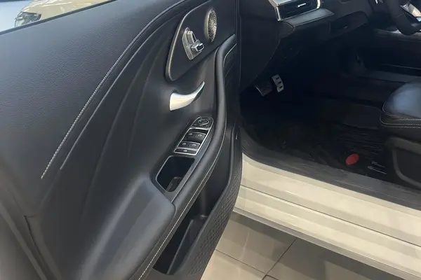 فونیکس، آریزو 8 (Z8)