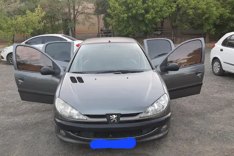 پژو، 206