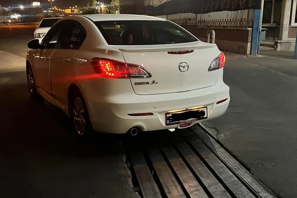 مزدا، 3 نیو صندوق دار