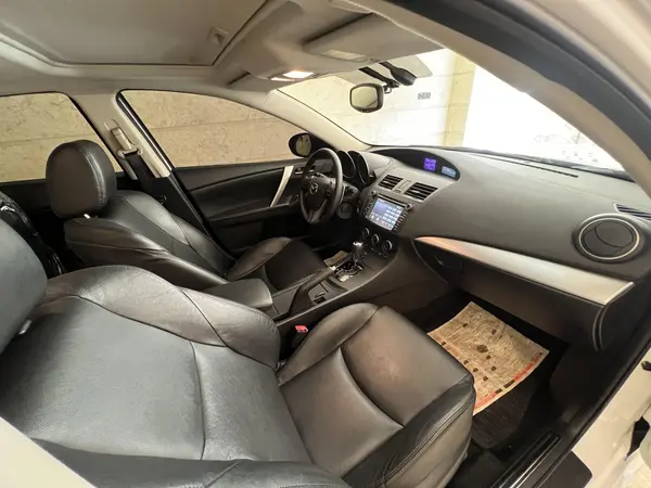 مزدا، 3 نیو صندوق دار