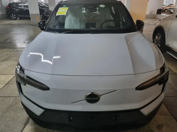 ولوو  EX30