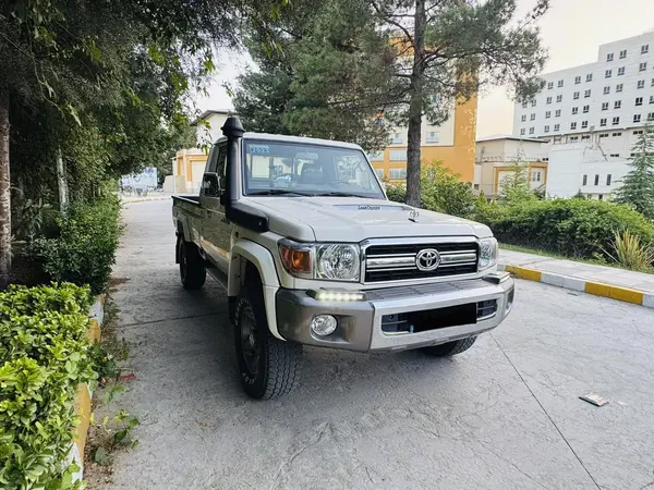 تویوتا، لندکروز وانت تک کابین