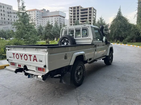 تویوتا، لندکروز وانت تک کابین