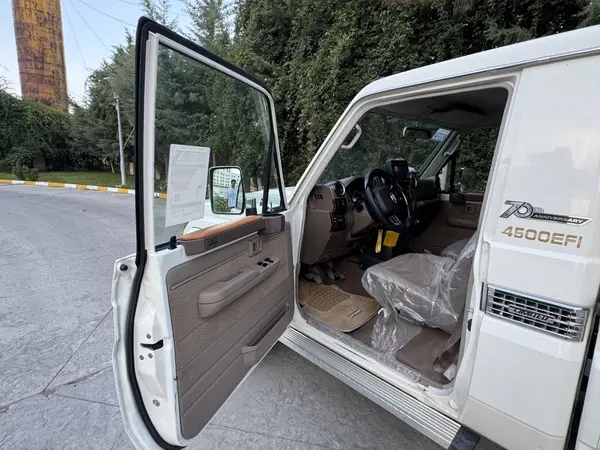 تویوتا، لندکروز وانت تک کابین