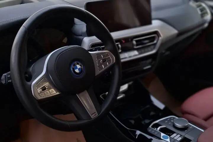 ب ام و،  iX3