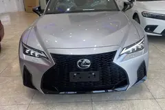 لکسوس، IS