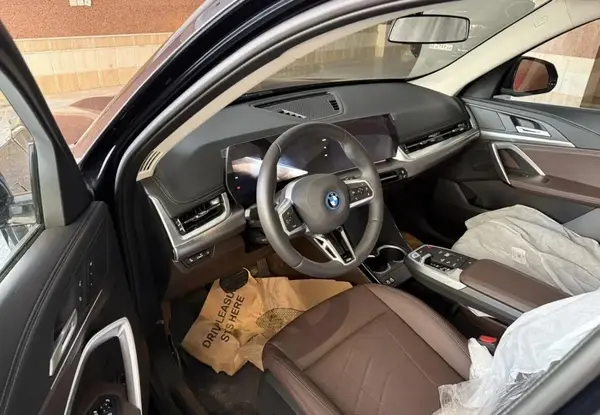 حواله ب ام و، iX1