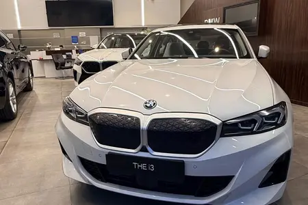 ب ام و i3