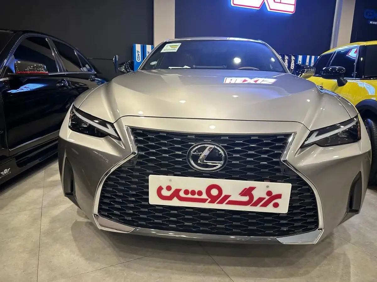 لکسوس،  IS