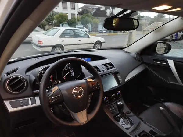 مزدا، 3 نیو صندوق دار