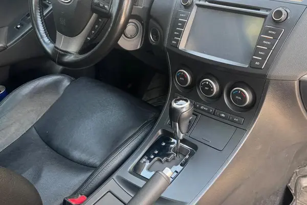 مزدا، 3 نیو صندوق دار