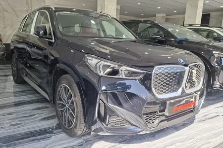 ب ام و iX1