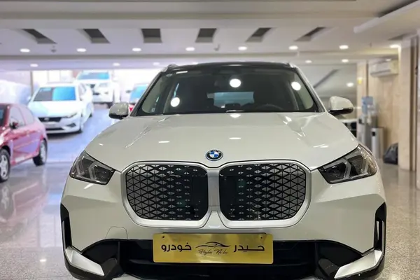 ب ام و  iX1