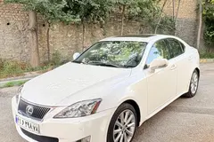 لکسوس، IS